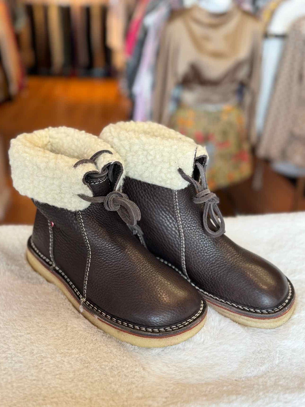 Duckfeet Size 37 Brown Pre-Owned Boots- Ladies