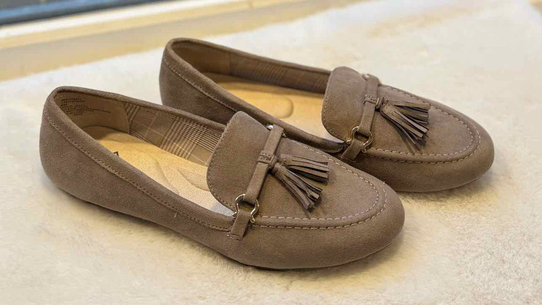 Cliffs by Wht Mtn Size 8 Taupe Loafer Pre-Owned Shoes- Ladies