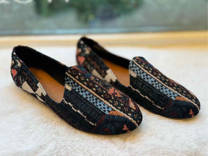 Toms Size 10 Black Print Flats Pre-Owned Shoes- Ladies