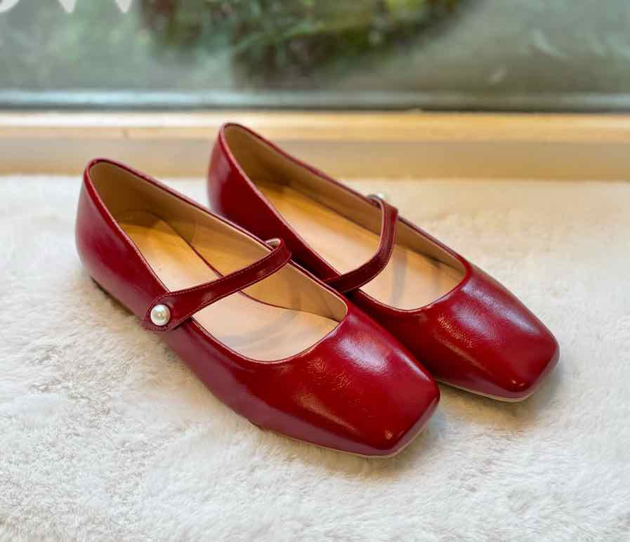 Size 8 Red Flats Pre-Owned Shoes- Ladies