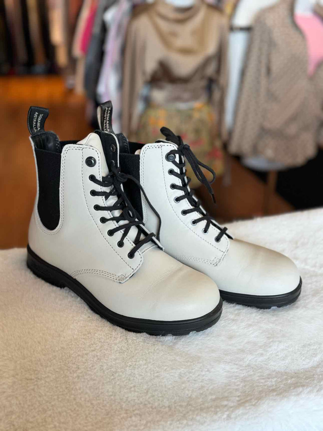 Blundstone Size 9 Ivory Pre-Owned Boots- Ladies