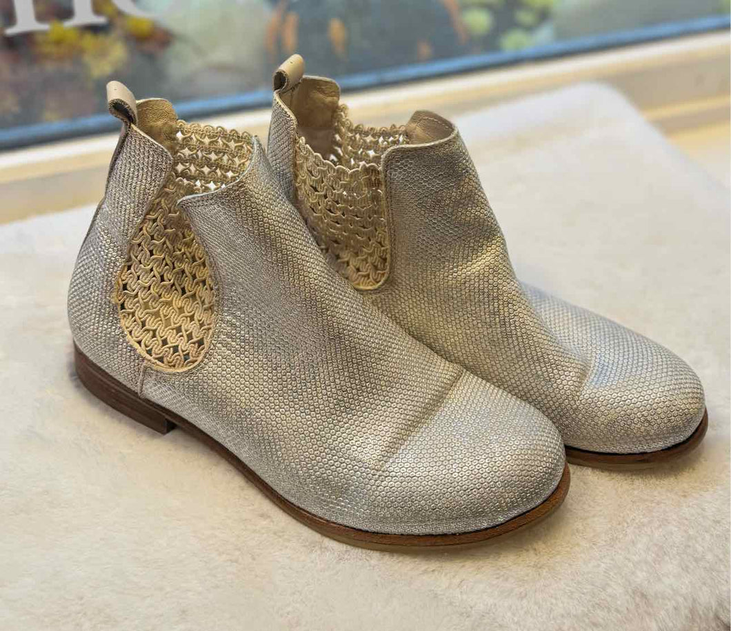 Bos. & Co Size 40 Silver Bootie Pre-Owned Shoes- Ladies