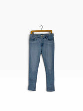 Load image into Gallery viewer, Levis Size 29 Denim Pre-Owned Jeans- Ladies
