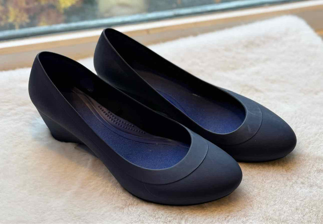 Crocs Size 6 Navy Wedge Pre-Owned Shoes- Ladies