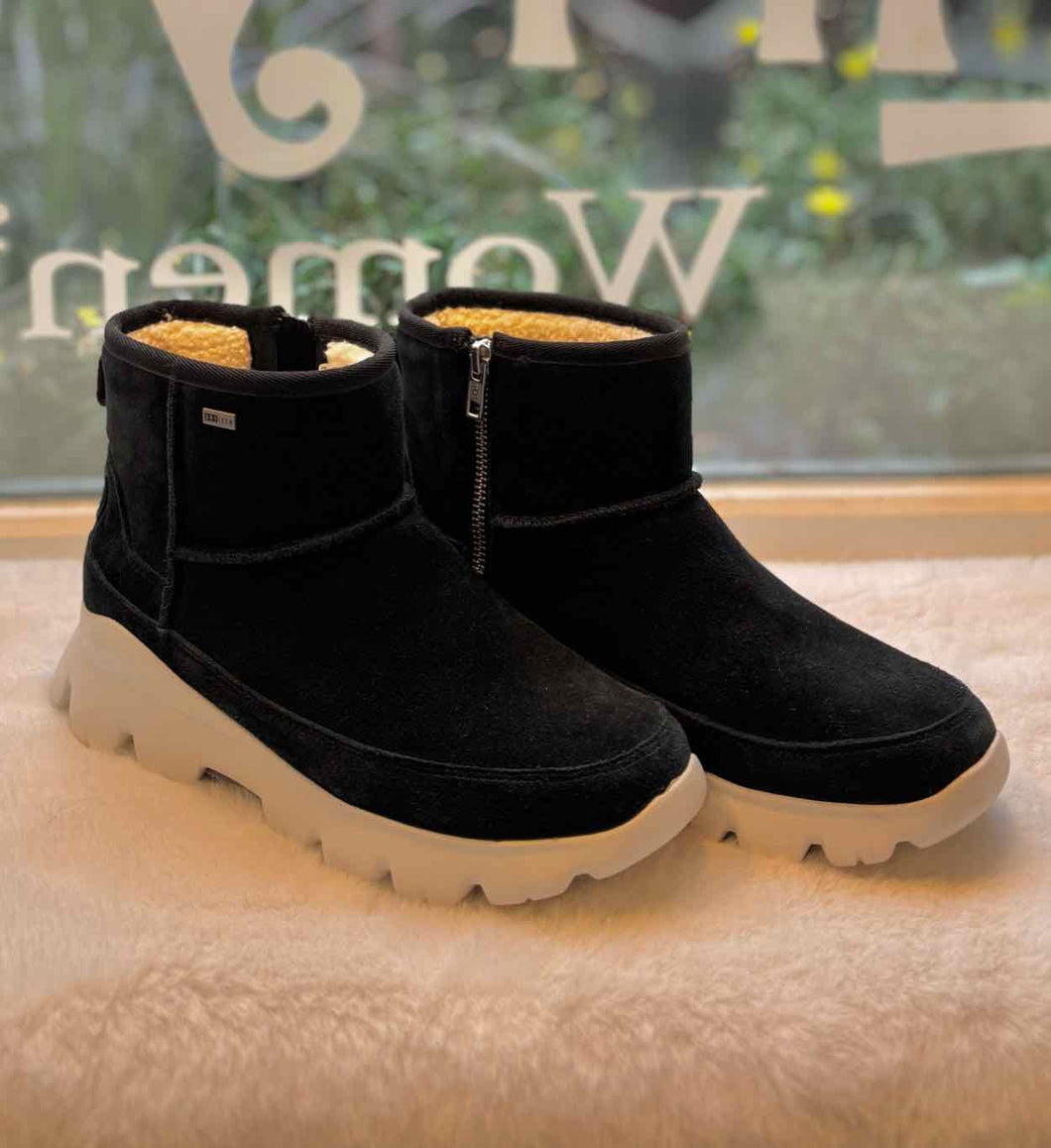 Ugg Size 8 Black Pre-Owned Boots- Ladies