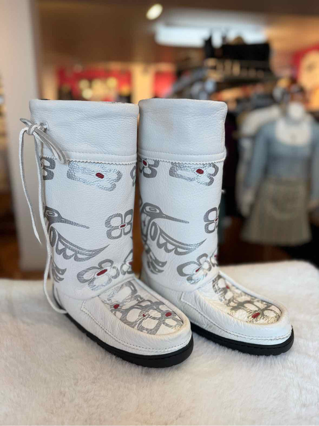 Manitobah Size 7 White Pre-Owned Boots- Ladies