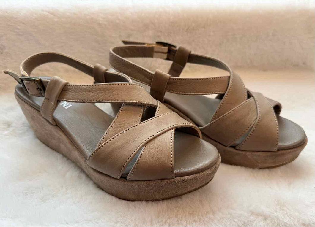 Cordani Size 10 Tan Sandal Pre-Owned Shoes- Ladies