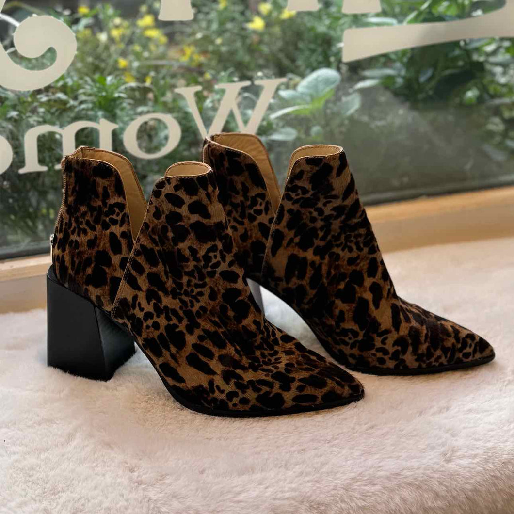 Vince Camuto Size 8.5 Animal Print Pre-Owned Boots- Ladies