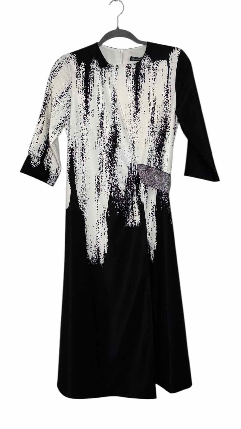 Size 2 Blk/Wht Pre-Owned Dress- Ladies