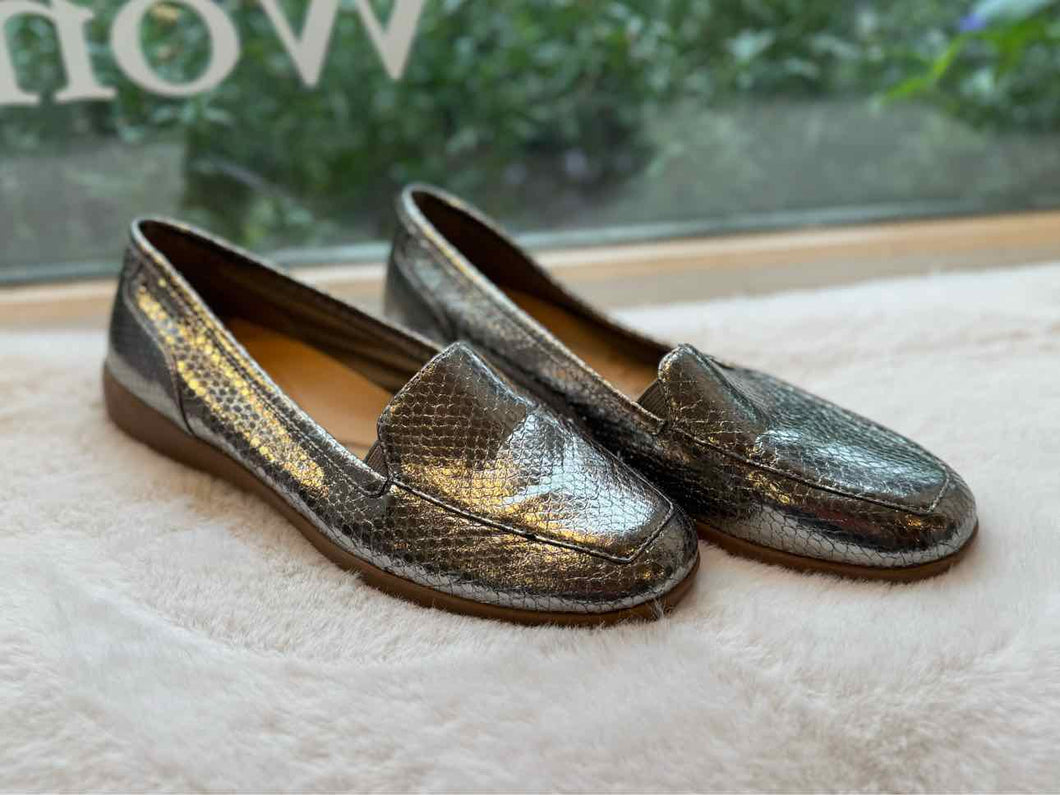 Easy Spirit Size 7.5 Silver Loafer Pre-Owned Shoes- Ladies
