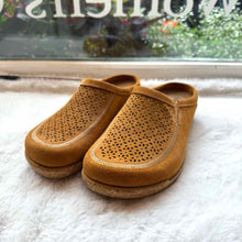 Load image into Gallery viewer, Taos Size 38 Tan Clog Pre-Owned Shoes- Ladies

