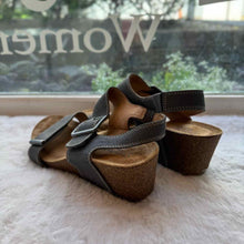 Load image into Gallery viewer, Comfortiva Size 10 Grey Sandal Pre-Owned Shoes- Ladies
