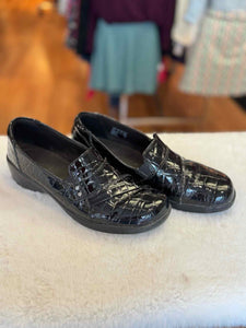 Clarks Size 7 Black Loafer Pre-Owned Shoes- Ladies