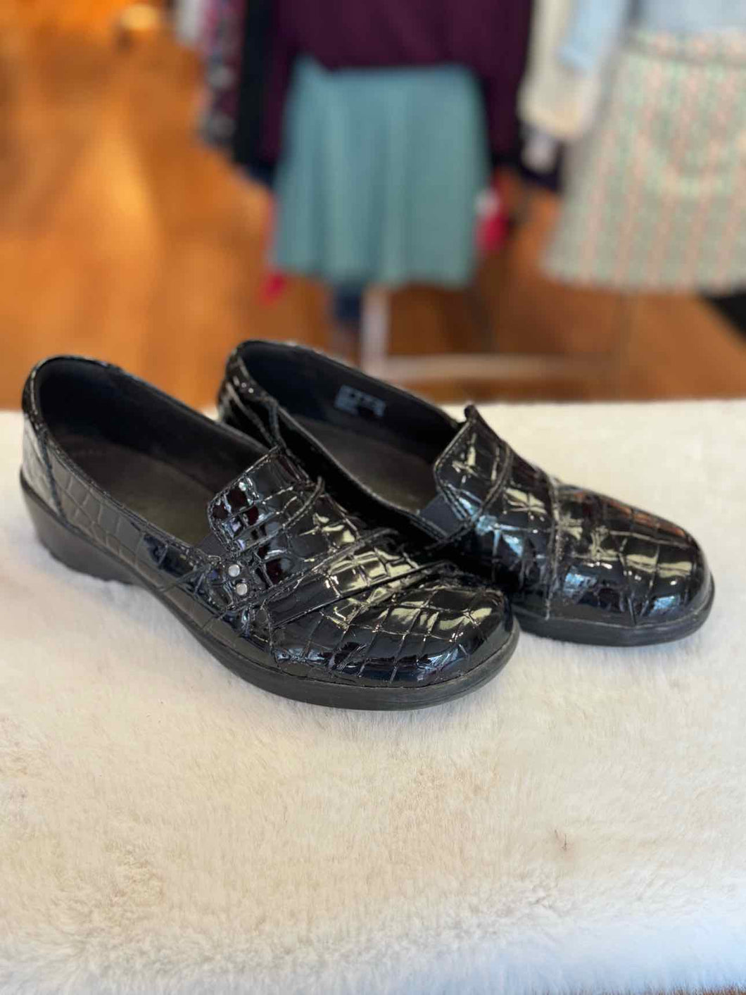 Clarks Size 7 Black Loafer Pre-Owned Shoes- Ladies