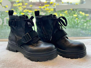 Ugg Size 7.5 Black Pre-Owned Boots- Ladies