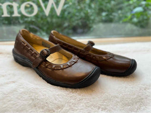 Keen Size 7 Brown Flats Pre-Owned Shoes- Ladies