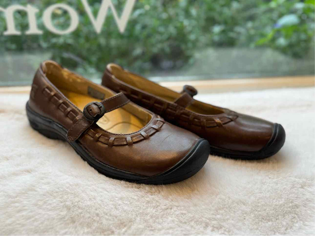 Keen Size 7 Brown Flats Pre-Owned Shoes- Ladies
