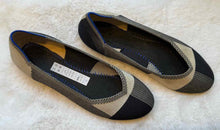 Load image into Gallery viewer, Rothy&#39;s Size 9 Grey Plaid Flats Pre-Owned Shoes- Ladies
