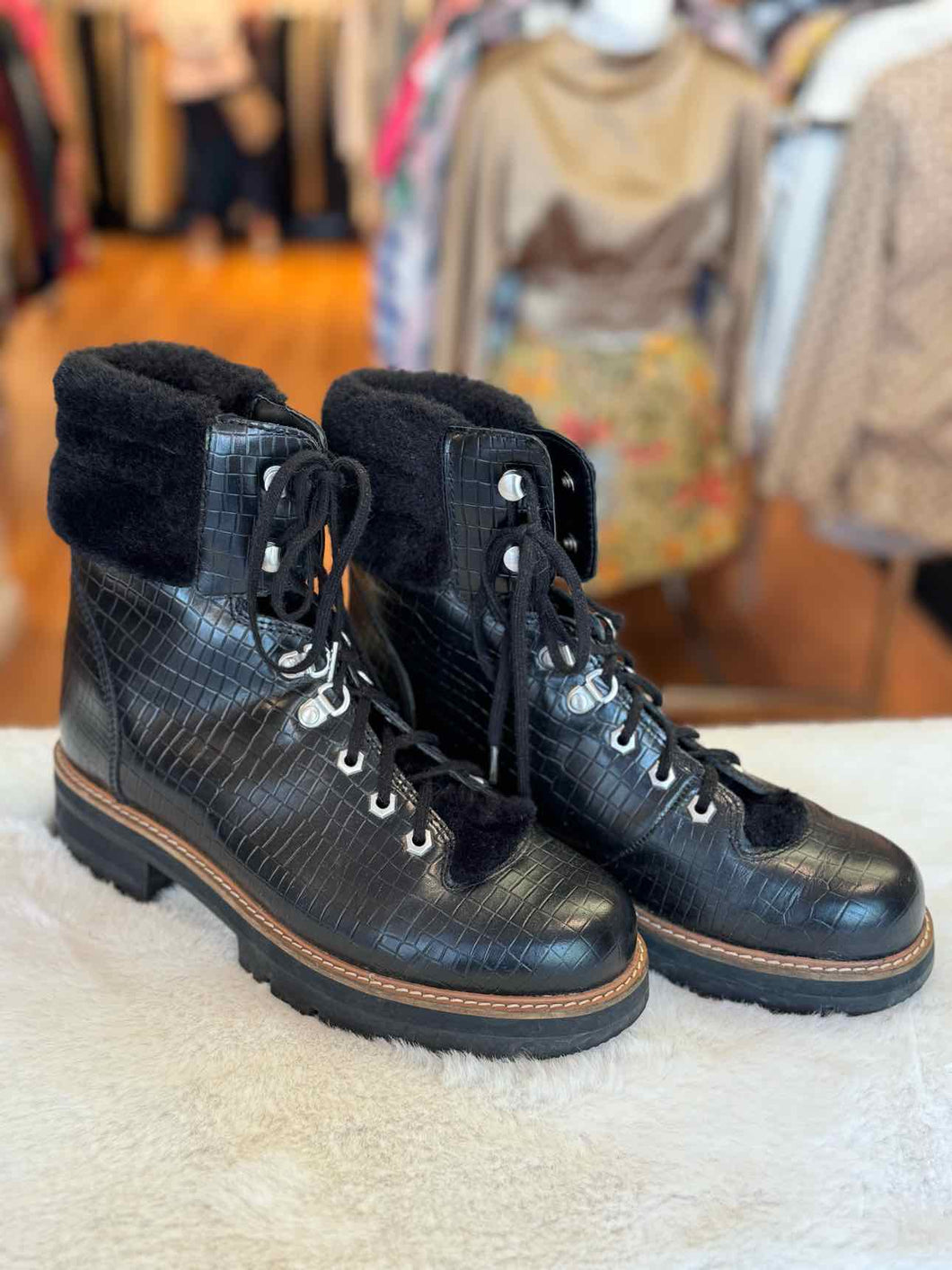 Clarks Size 9 Black Pre-Owned Boots- Ladies