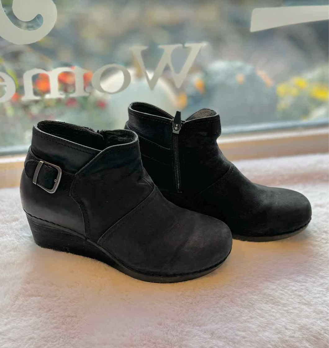 Dansko Size 38 Black Bootie Pre-Owned Shoes- Ladies