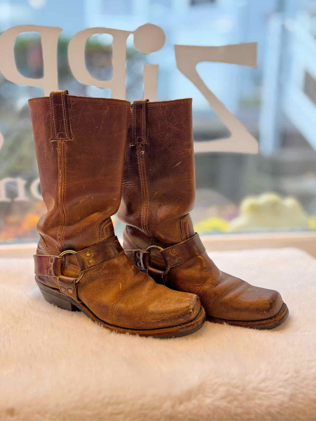 Frye Size 7.5 Brown Pre-Owned Boots- Ladies