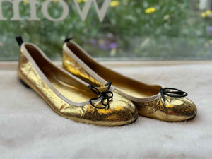 Gucci Size 39.5 Gold Flats Pre-Owned Shoes- Ladies