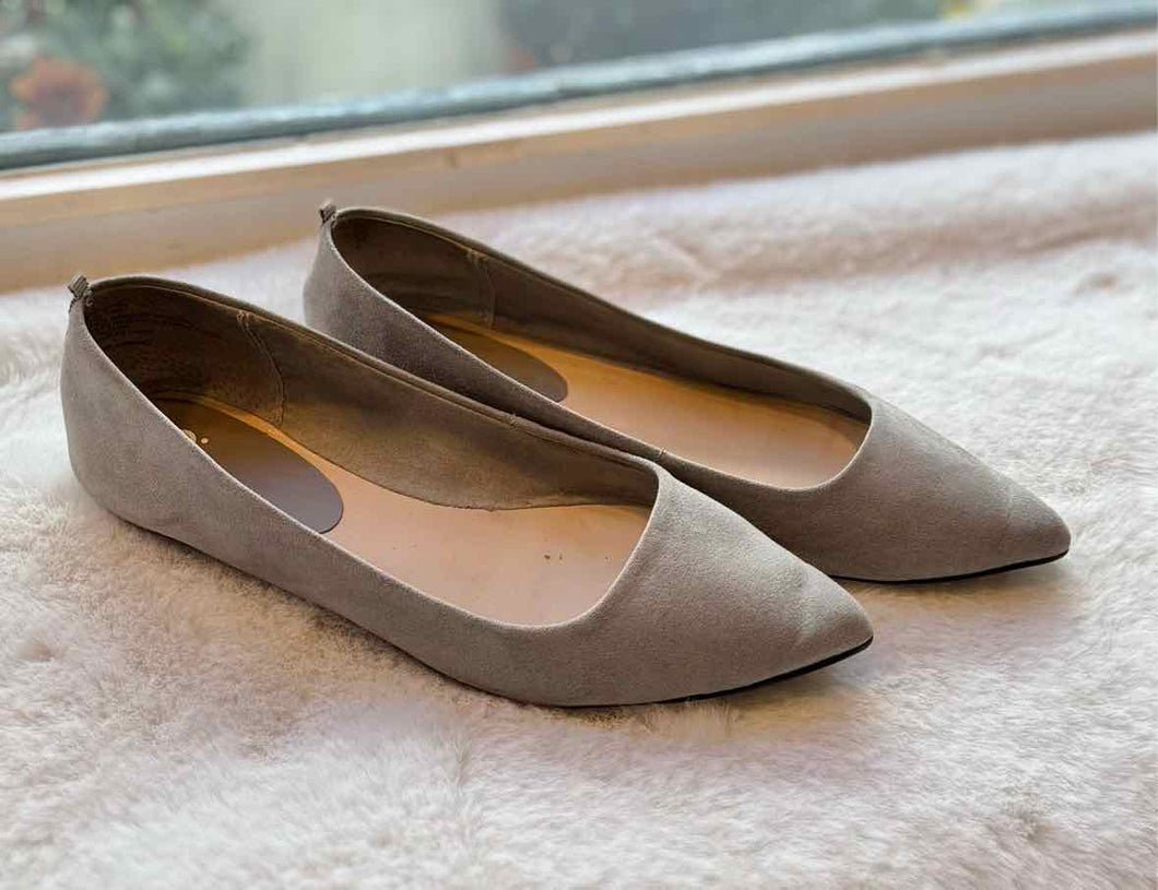 BP Size 7 Grey Flats Pre-Owned Shoes- Ladies