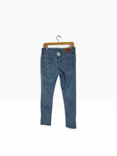 Load image into Gallery viewer, Levis Size 29 Denim Pre-Owned Jeans- Ladies
