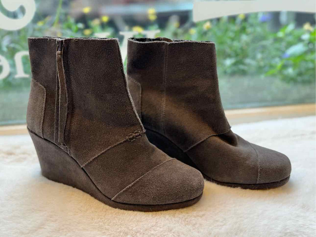 Toms Size 8 Grey Pre-Owned Boots- Ladies