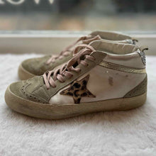 Load image into Gallery viewer, Golden Goose Size 38 Cream Sneaker Pre-Owned Shoes- Ladies
