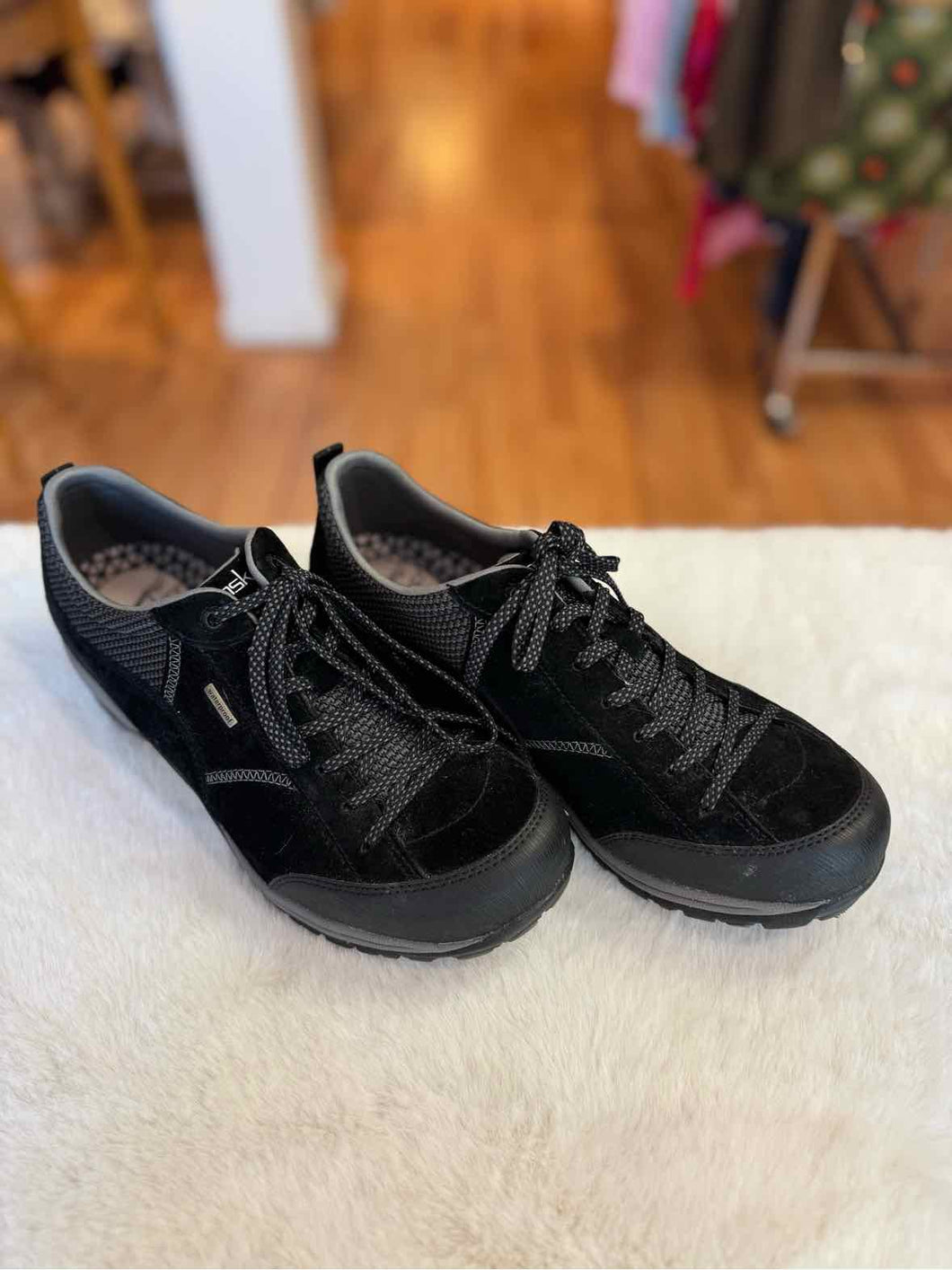 Dansko Size 10 Black Sneaker Pre-Owned Shoes- Ladies