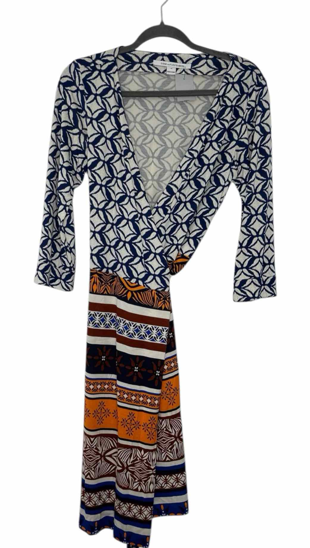 Diane VonFurstenberg Size 10 Blue Print Pre-Owned Dress- Ladies