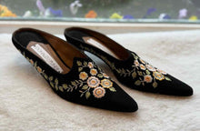 Load image into Gallery viewer, Donald Pliner Size 7.5 Black Heels Pre-Owned Shoes- Ladies
