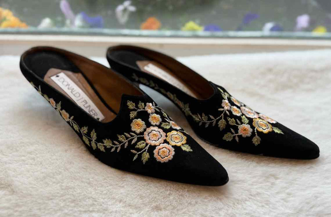 Donald Pliner Size 7.5 Black Heels Pre-Owned Shoes- Ladies
