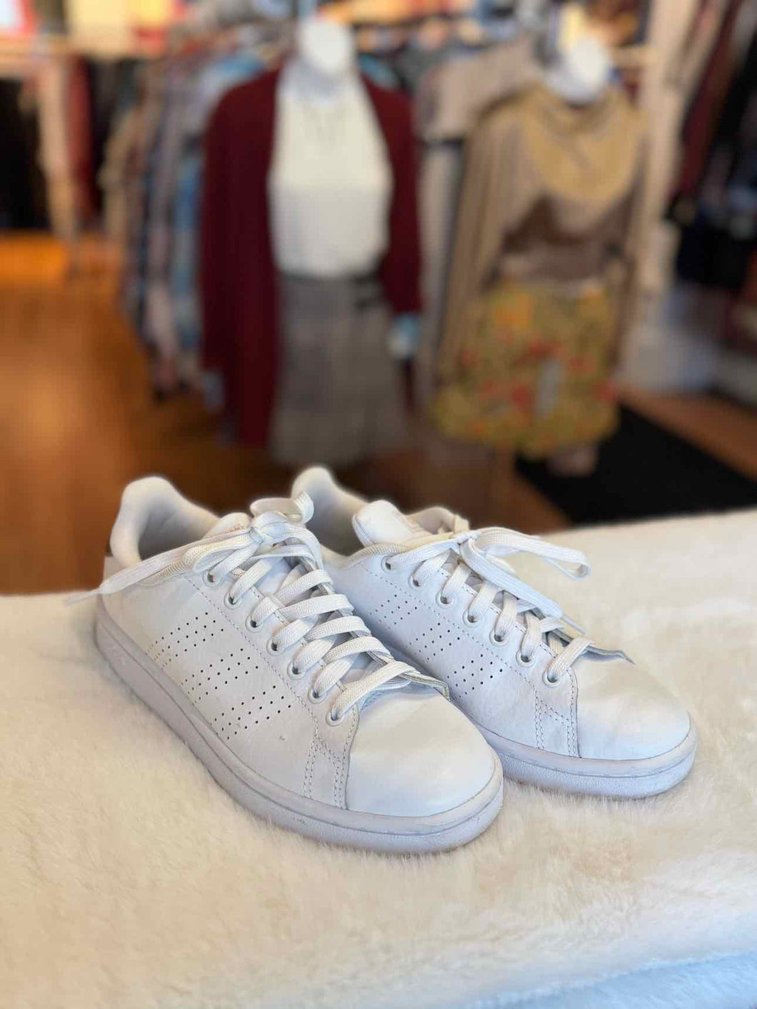 Adidas Size 6 White Sneaker Pre-Owned Shoes- Ladies