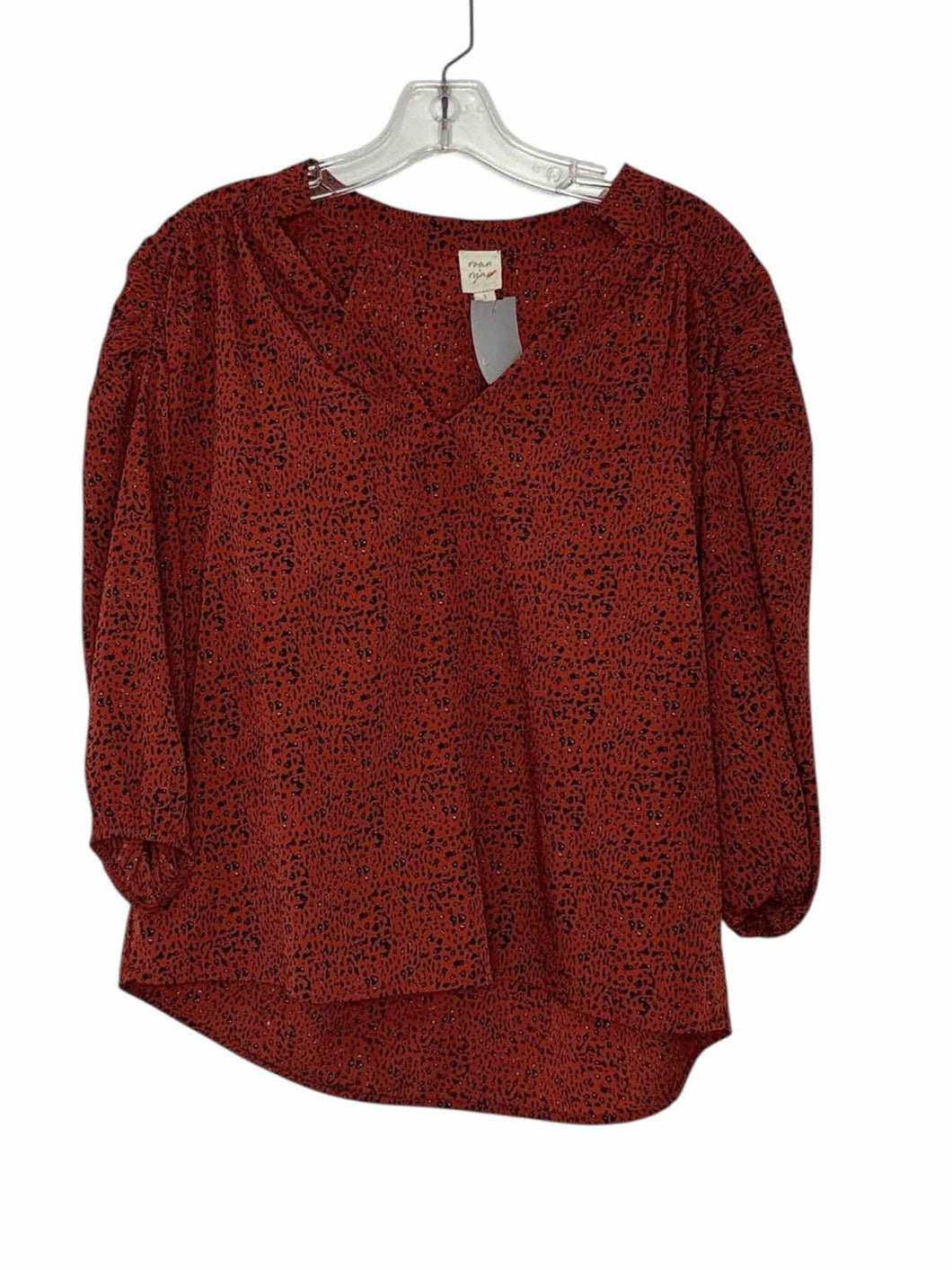 Roan + Ryan Size Small Red Print Pre-Owned Top- Ladies