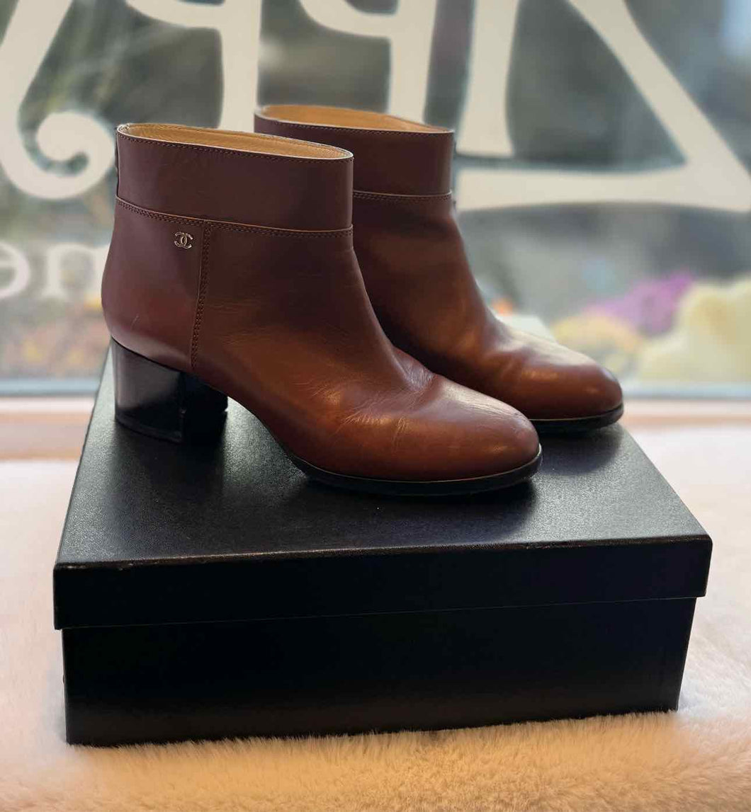 Chanel Size 41 Brown Pre-Owned Boots- Ladies