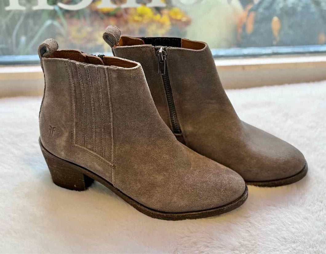 Frye Size 5.5 Grey Bootie Pre-Owned Shoes- Ladies