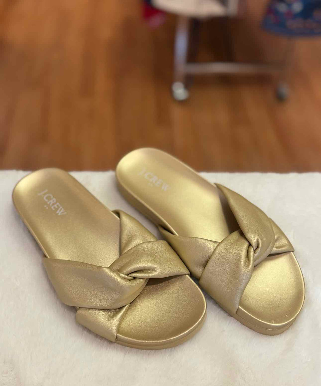 J Crew Size 7 Gold Sandal Pre-Owned Shoes- Ladies