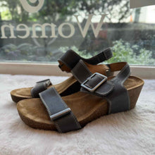 Load image into Gallery viewer, Comfortiva Size 10 Grey Sandal Pre-Owned Shoes- Ladies
