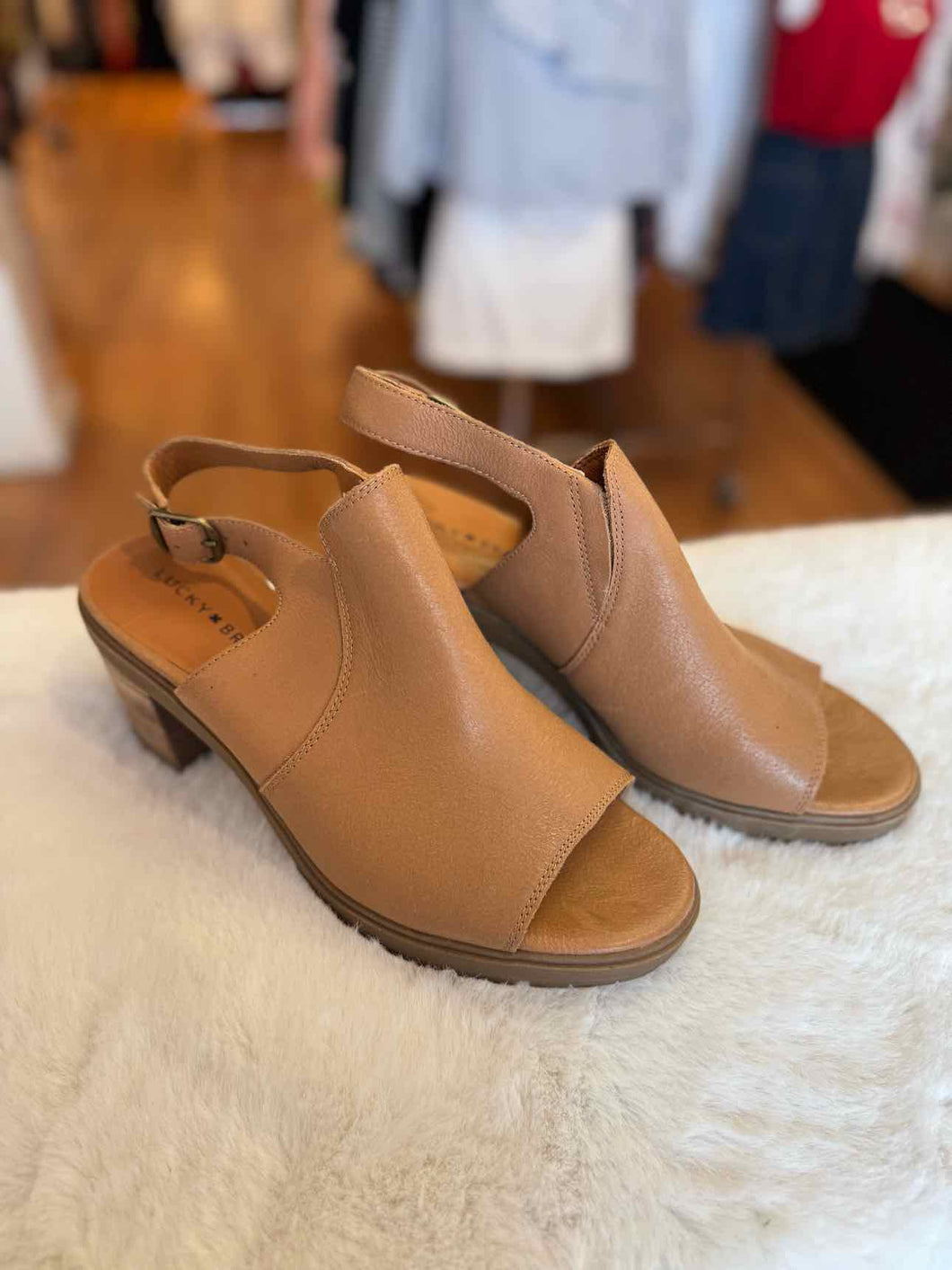 Lucky Brand Size 10 Tan Sandal Pre-Owned Shoes- Ladies