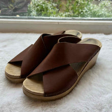 Load image into Gallery viewer, Sven Size 39 Brown Sandal Pre-Owned Shoes- Ladies
