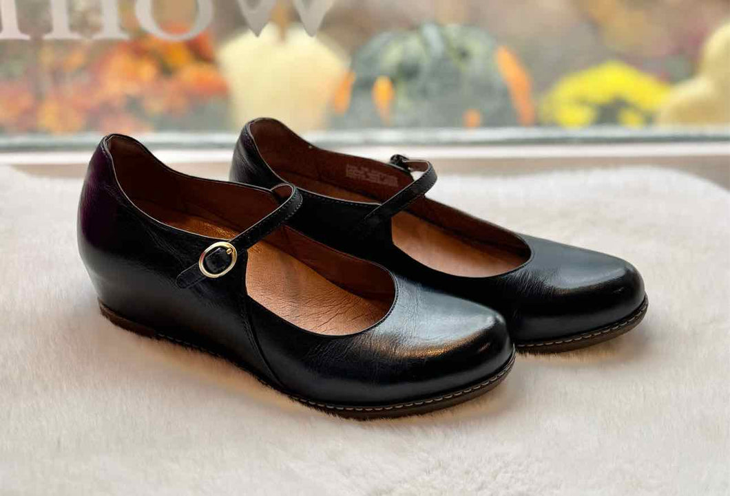Dansko Size 38 Navy Wedge Pre-Owned Shoes- Ladies
