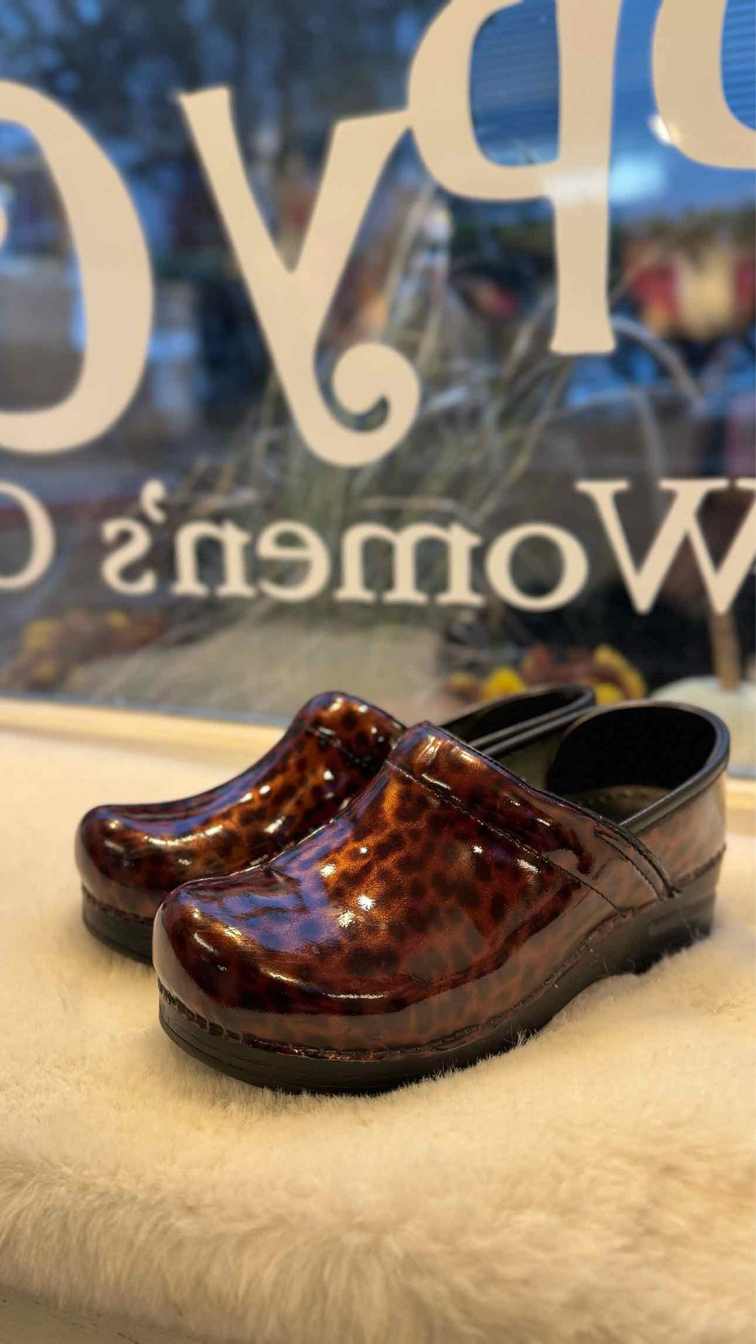 Dansko Size 36 Animal Print Clog Pre-Owned Shoes- Ladies