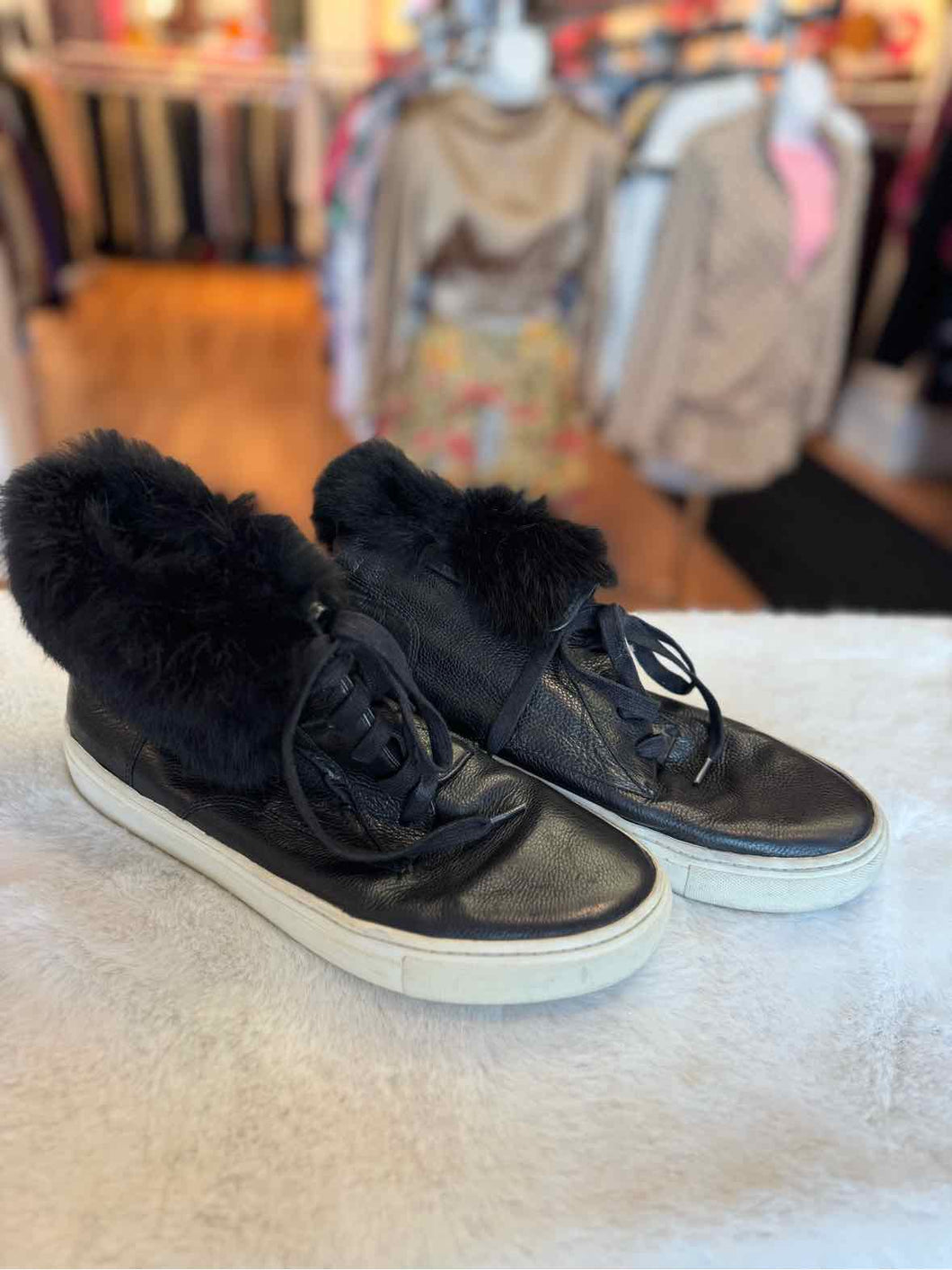 Vince Size 8 Black Sneaker Pre-Owned Shoes- Ladies