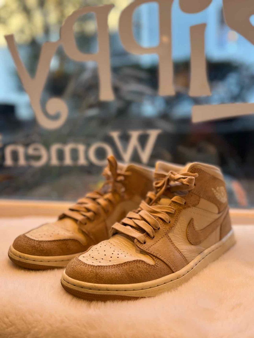 Nike Size 9.5 Beige Sneaker Pre-Owned Shoes- Ladies