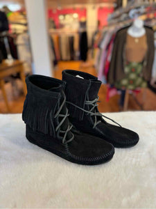 Minnetonka Size 7 Black Pre-Owned Shoes- Ladies