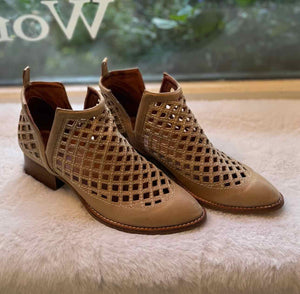 Jeffrey Campbell Size 9 Beige Bootie Pre-Owned Shoes- Ladies