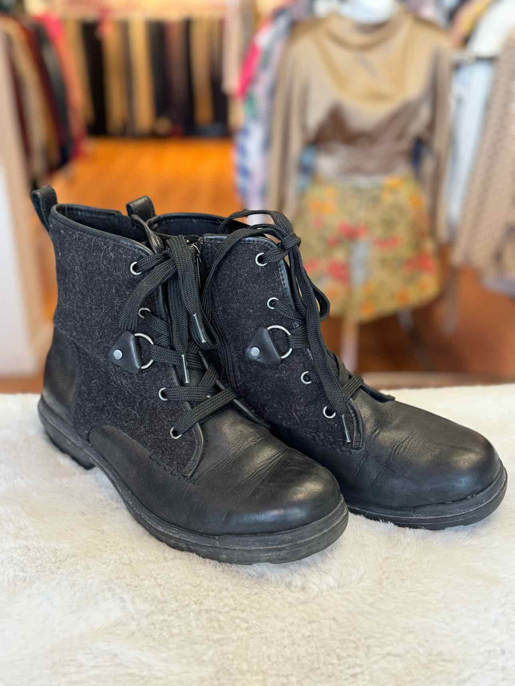 Ugg Size 10 Black Pre-Owned Boots- Ladies