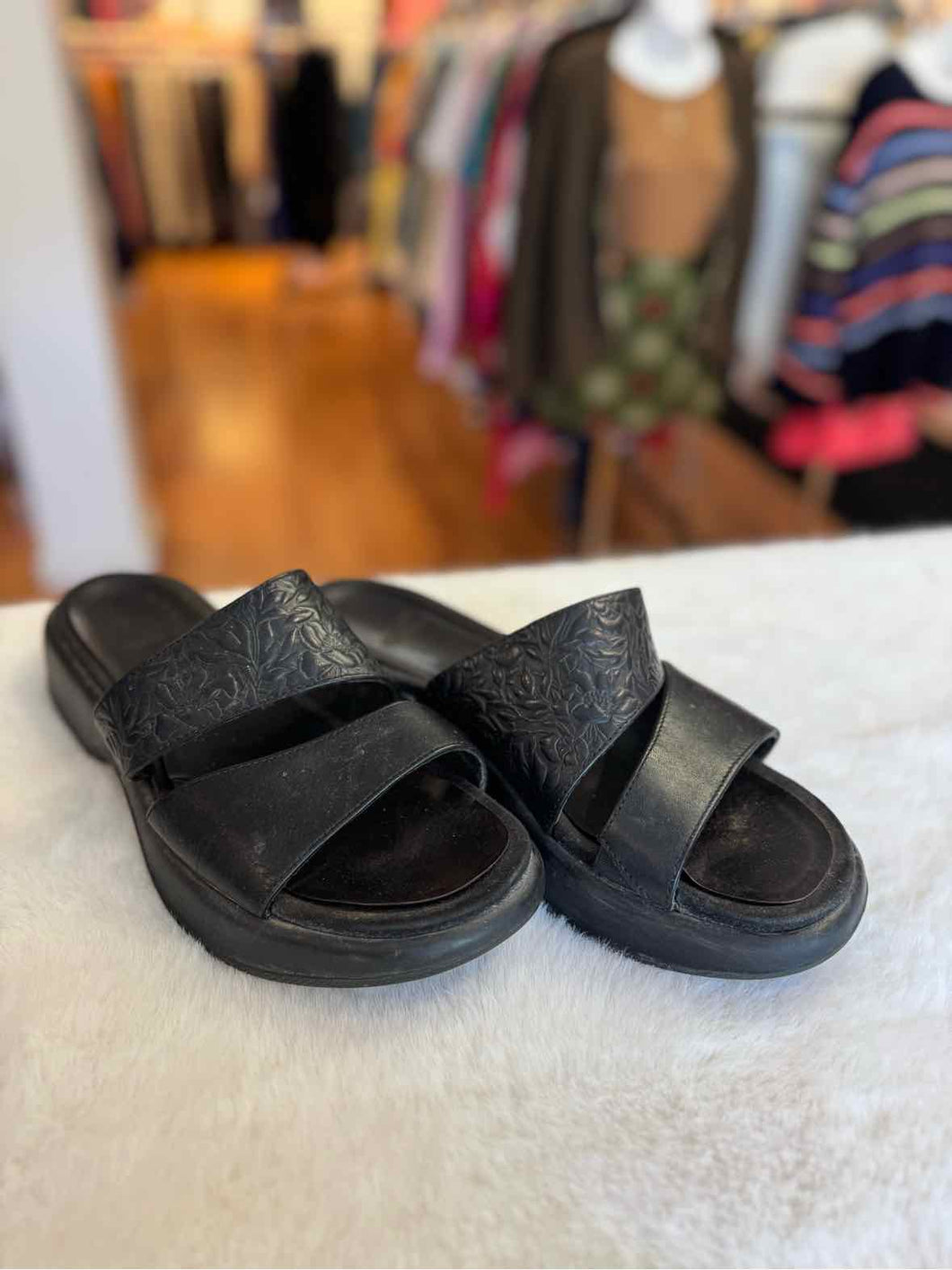 Dansko Size 40 Black Sandal Pre-Owned Shoes- Ladies
